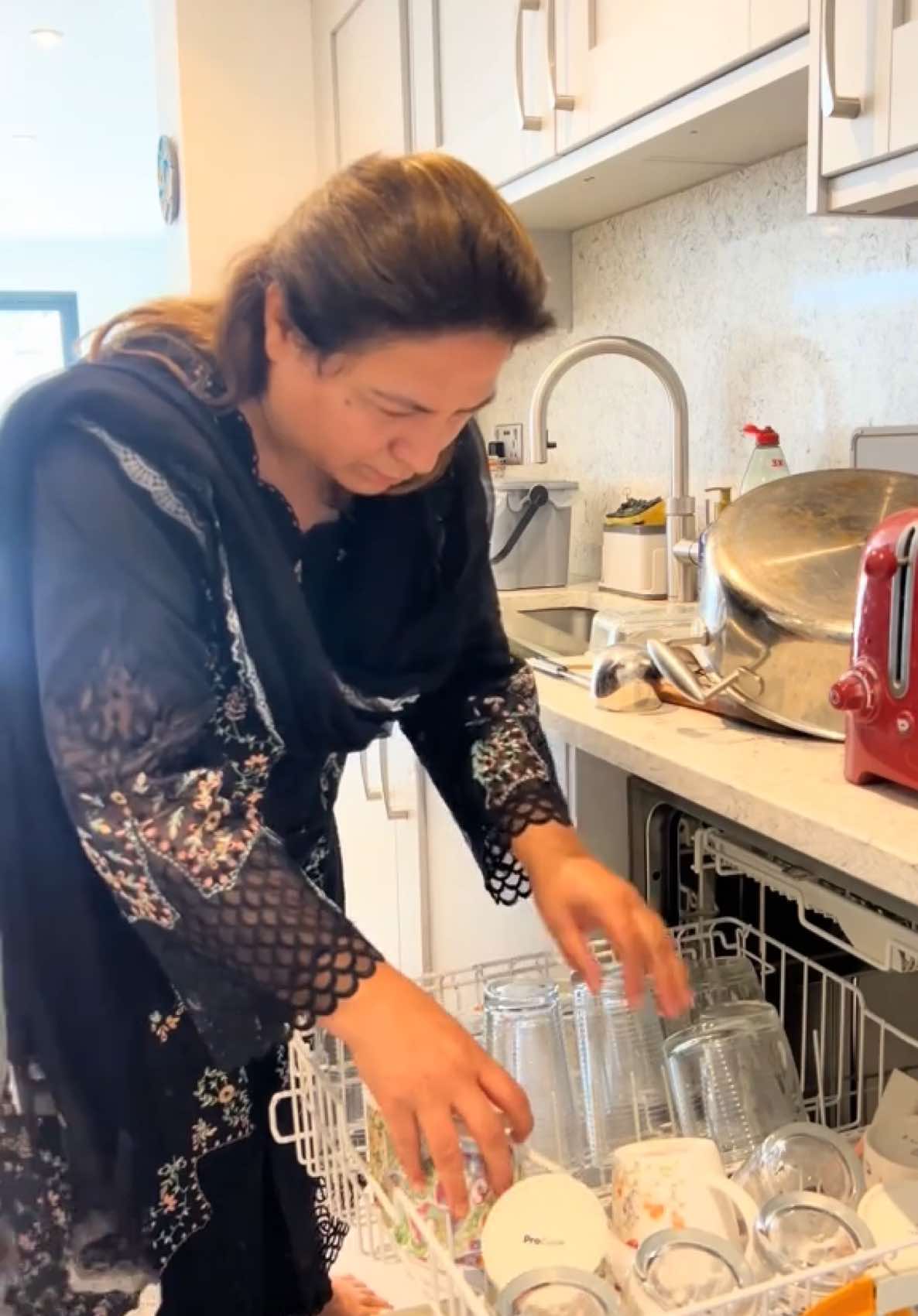 A post by @pulwasha_cooks on TikTok caption: Pehla driving test fail . Zindgi mey kuch nahi kar sukthi  kabhi matos na hoon #zindgi #drivinglessons #houseoftiktok #pulwashacooks 