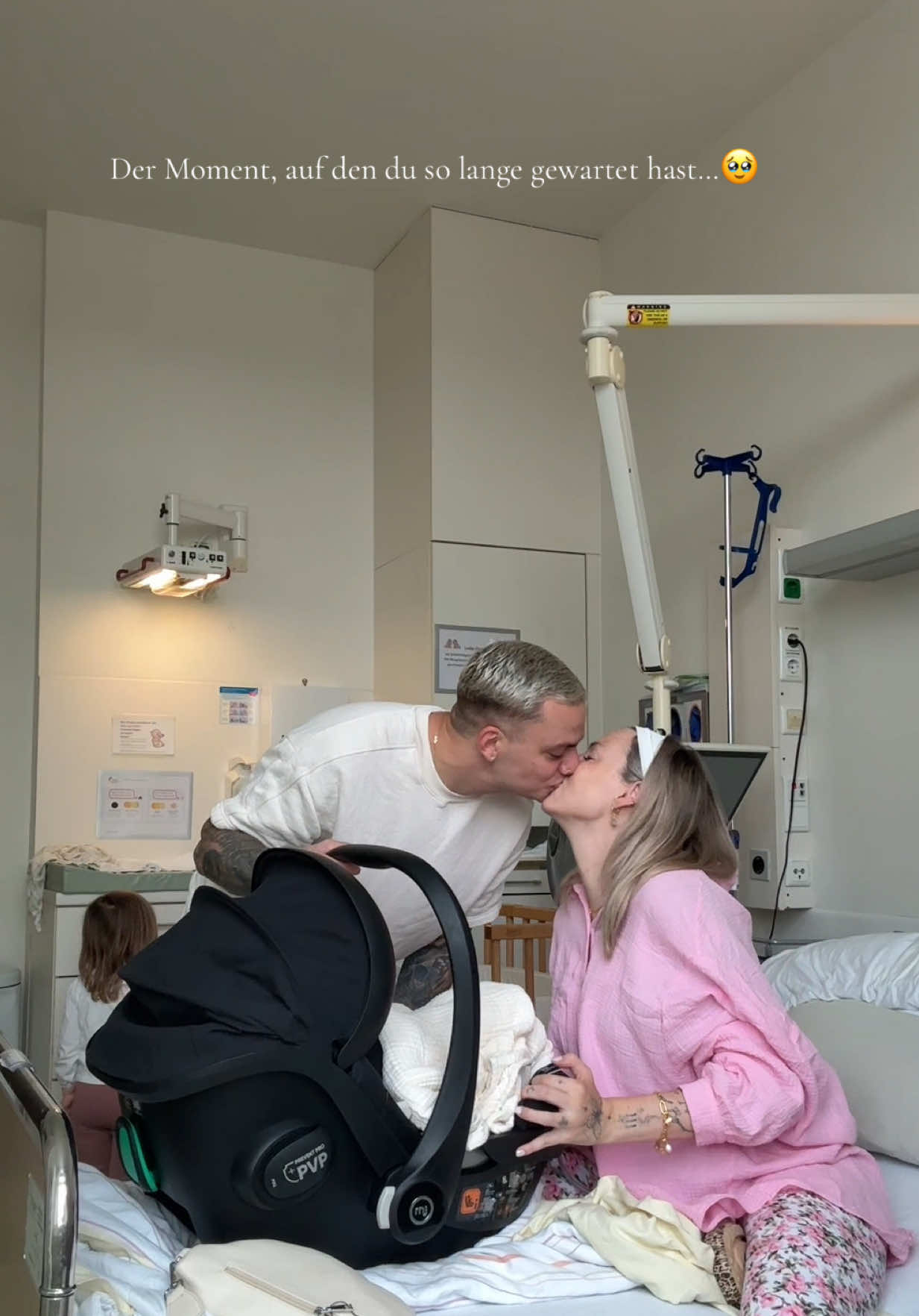 A post by @aliciasmumlife on TikTok caption: Wir haben es geschafft, wir sind zuhause angekommen. Jetzt beginnt unser Leben als 3-fach Eltern. 🥹🩷🩷🩵 #aliciasmumlife #mamaleben #schwanger #geburt #fy #fyp #viral 
