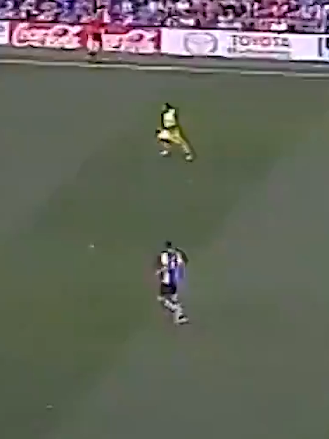 A post by @cadizclubdefutbol on TikTok caption: 💛 #TalDiaComoHoy hace 9 años, regresábamos al fútbol profesional gracias a este gol de Dani Güiza  #LALIGA #cádizcf #laligahypermotion #daniguiza #güiza #danigüiza #hoke