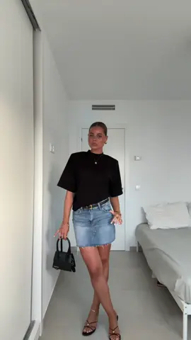 A post by @fleurluttikhuis on TikTok caption: Phone vibing to the beat ✨