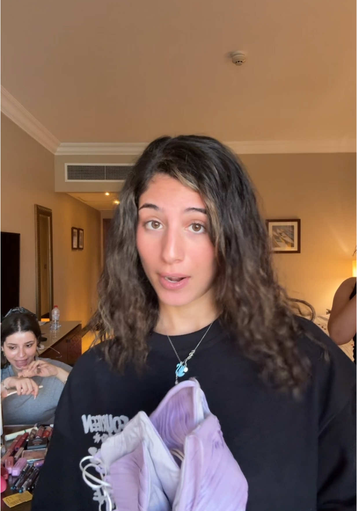 A post by @yourfavlillyxox on TikTok caption: كتب كتاب كنزي 🥹❤️ هنتفاجأ كلنا بالفستان 💃