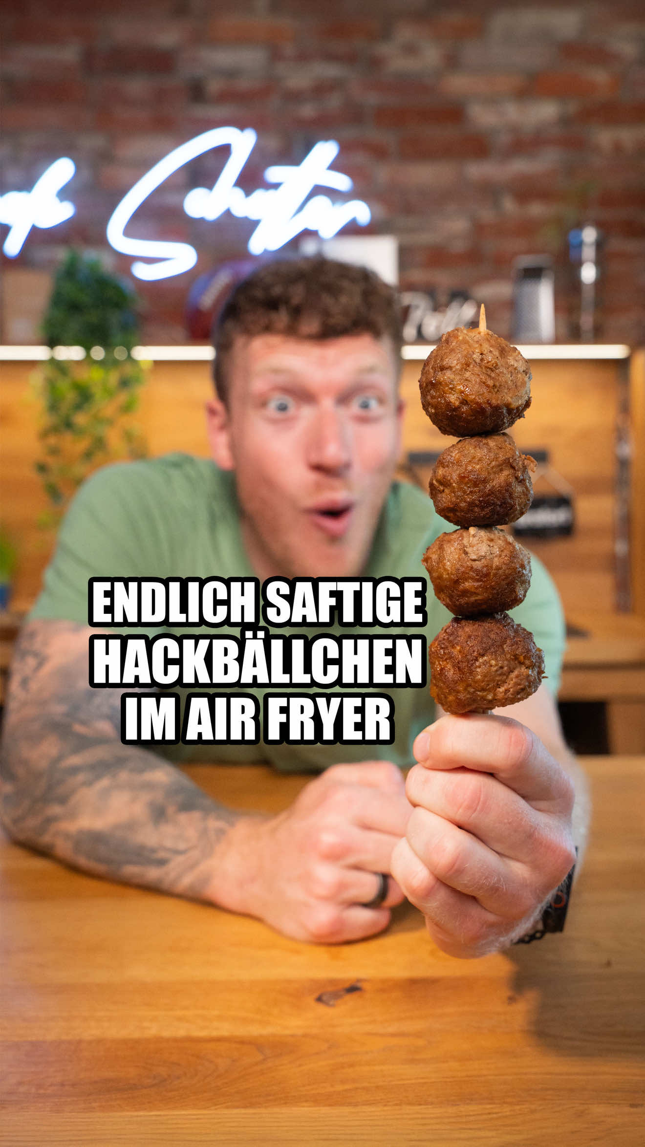 A post by @schmaleschulter on TikTok caption: Die saftigsten Hackbällchen aus dem Airfryer!  Mit diesen Zutaten:  -500 g gemischtes Hackfleisch  -1 Zwiebel, fein gewürfelt -1 Ei -das Innere eines Brötchens oder Toast (eingeweicht) -2–3 EL Cremefine (für Saftigkeit!) -1 TL Senf -Knoblauch, Pfeffer und Salz  Zubereitung:  15 Minuten bei 180 Grad in den Airfryer  Nährwerte: (pro Hackbällchen 1 von 8) 173 Kcal  13g Protein  2,6g  12g Fett  #hackbällchen #airfryer #rezeptideen #feierabend 
