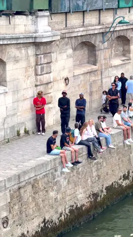A post by @jikamanu on TikTok caption: Saute pas pour une vidéo hein 😂