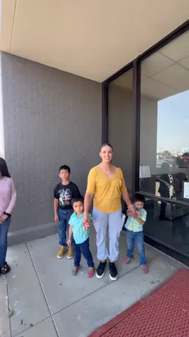 A post by @karleshion41 on TikTok caption: Lleve a María a comprar muebles y estos fueron los que elegimos juntos con sus hijos 😍 #DecoraciónHogar #ComprasFamiliares #AmorPorElHogar