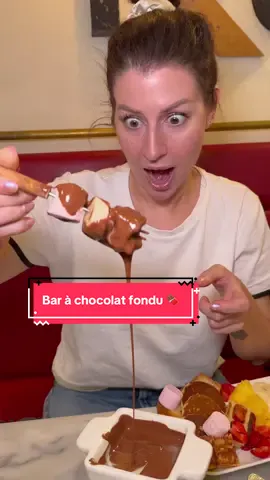 A post by @poopiblh on TikTok caption: J’ai testé le bar à chocolat fondue 🍫🍌🧇 cet endroit c’est Charlie et la chocolaterie !! #gouter #chocolat #willywonka #food #fondue #fruits #lyon #degustation #ikone #icecream #dulce 