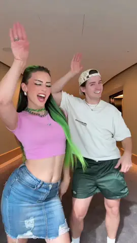 A post by @di1araa.s on TikTok caption: Unerwartetes Tanzduo 😂🙋🏻‍♀️💚 @Mexify 