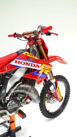 A post by @siw_993 on TikTok caption: Il vero king dello stile americano da quanto cucino dovrei aprire un ristorante, video completo sul canale SIW993 per sentirla cantare 😳 #hondacr #honda #cr125 #motocross@Spitaliancustomgarage 