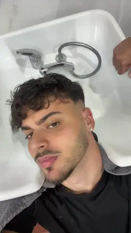 A post by @rosaantoni on TikTok caption: Ce părere aveți? #fyp #rosaantoni @AlinTB 