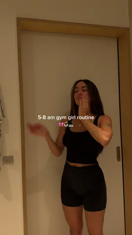 A post by @alaiadiary on TikTok caption: ma routine de 5h à 8h, avant le travail 🎀🎧💻 les soldes d’été @Gymshark commencent now 💗 code: ALAIA10 il y a jusqu’à -50% sur tout le site et vous avez -10% en plus avec mon code!! cette séance est issue du programme “build your booty” de mon app @elevate 💫(publicité) #fitness #glutesworkout #musculation 