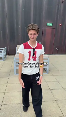A post by @henrymoodie on TikTok caption: @Dean Lewis oh we’re so back #fyp #deanlewis 