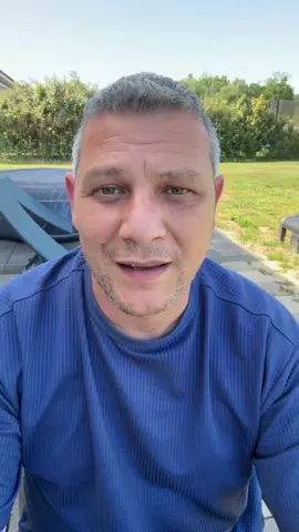 A post by @lvprvention on TikTok caption: 🚨 Insolation ou coup de chaleur ? Ne confondez pas ! Les deux sont graves, mais les signes et les gestes à faire ne sont pas les mêmes. 🌞 Je vous explique tout dans cette vidéo pour réagir vite et bien. 🎥 Regardez jusqu’au bout, ça peut sauver une vie ! #PremiersSecours #Urgence #Insolation #CoupDeChaleur #GestesQuiSauvent #PréventionÉté #TikTokSanté