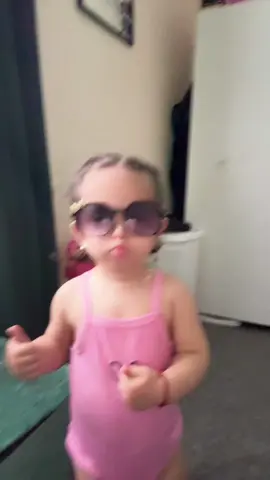 A post by @isa.isabella1 on TikTok caption: Vă pupă șefa💜