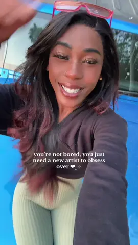 A post by @allicattt on TikTok caption: let me be your new fav artist ❤︎₊ ⊹ #trendingsound 
