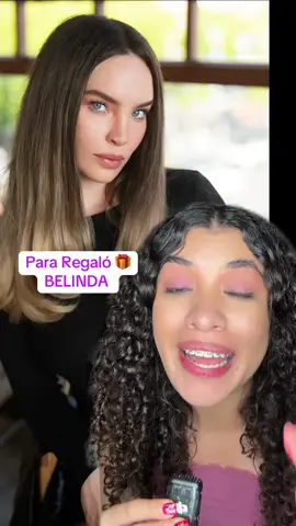 A post by @dayanechrissel on TikTok caption: Tim Burton le regala un cuadro a Belinda en la ignaguracion de su Laberito #timburton #belinda #belindapop #chisme 