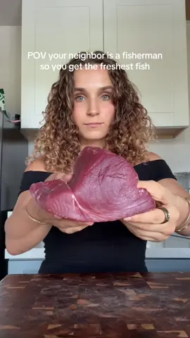 A post by @bearenger on TikTok caption: The freshest fish omg, and the easiest healthy snack! 🐟🍚 Details - Tuna (fresh sashimi grade or canned) - Seaweed - Fresh sushi rice - Tamari #healthyrecipes #tuna #foodasmr #wellnesstips #easyrecipe 