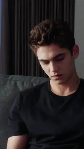 A post by @primevideobr on TikTok caption: acho que não era essa a resposta que o Hardin queria 👀 #AfterDepoisDaVerdade #After #Afterseries #JosephineLangford #HeroFienneStiffin #Tessa #Hardin #primevideo
