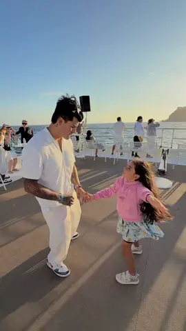 A post by @carlosferiag on TikTok caption: COMENTA A QUÉ PAÍS QUIERES QUE VISITEMOS🤭❤️