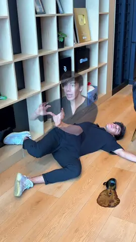 A post by @sonrixs_ on TikTok caption: Cuando le tienes más miedo a tu mamá que a desuscribirte de la vida 🥹 #Sonrixs 