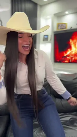 A post by @danielamonsalve082 on TikTok caption: Me dejaste sin nada 🪗🙇🏻‍♀️ #musicaparaestados #danielamonsalve #colombia #venezuela #vallenato #vallenatos #vallenatosdeoro #vallenatosyestados #mujeres #mujeresqueinspiran #patriciateheran #medejastesinnada