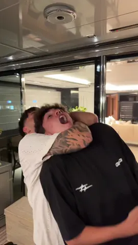 A post by @borjaa_fdeez on TikTok caption: Chico joven y guapooo 