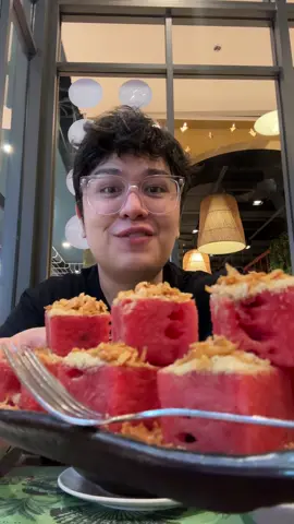 A post by @haru on TikTok caption: provando melancia com peixe e pato tailandês🇹🇭 #provando #provandocomidas #mukbang #bangkok #tailandia #thailand 