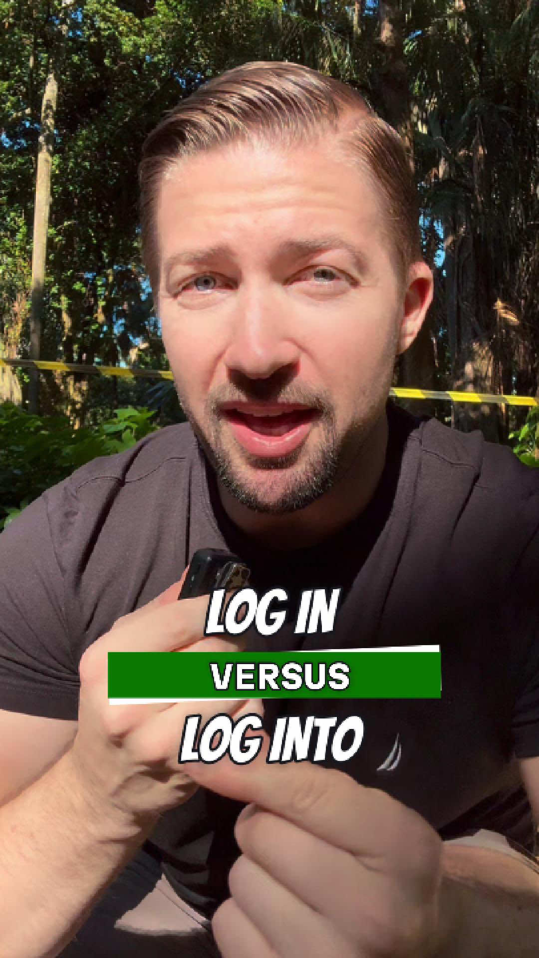 A post by @gringlesfacil on TikTok caption: ¿Usas log in o log into? Si no mencionas a dónde entras, es log in. Si lo mencionas, es log into. Sencillo, sígueme y aprende inglés práctico para el día a día. #Ingles #AprendeIngles #Inglesenlinea #English #LearnEnglish