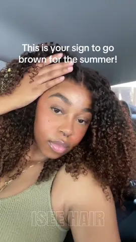 A post by @iseehairbeauty on TikTok caption: 😻😻🔥this hair colorrrr @Prescious💋👩🏽‍❤️‍💋‍👩🏽  Hair: Ombré brown kinky curly 18” 200% Density Wear Go Wig  #iseehairbeauty #iseeweargowig #gluelesswig #haircolor #fy #beginnerfriendly #ombrebrown #kinkycurly 