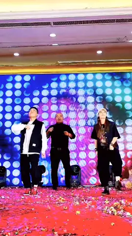 A post by @ on TikTok caption: boss 🎤🎧 Kang Kang Kang #dance #1980dance #news 