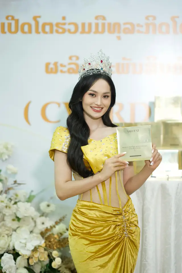A post by @payengxalor1 on TikTok caption: ✨ ປ່າເຢັ້ງຊາ ໄດ້ມີໂອກາດເຂົ້າຮ່ວມງານເປີດໂຕຜະລິດຕະພັນ ແຜ່ນມາສ໌ໜ້າ Vardexil Mask - ແຜ່ນມາສໜ້າເຈົ້າສາວ 💫  ເປັນອີກໜຶ່ງຊ່ວງເວລາທີ່ ປ່າຮູ້ສຶກປະທັບໃຈຫຼາຍ ບໍ່ແມ່ນສະເພາະແຕ່ຄວາມຄຶກຄື້ນຂອງງານເທົ່ານັ້ນ ແຕ່ຍ້ອນ Vadexil ເປັນເບຣນທີ່ໃສ່ໃຈໃນສິ່ງເລັກໆນ້ອຍໆທີ່ຍິ່ງໃຫຍ່ ນັ້ນກໍຄື “ຜິວ” ແລະ “ຫົວໃຈ” ຂອງຜູ້ຍິງພວກເຮົາທຸກຄົນ. ຕັ້ງແຕ່ຄັ້ງທໍາອິດທີ່ໄດ້ລອງໃຊ້ ປ່າເຢັ້ງຊາ ຮູ້ສຶກໄດ້ເຖິງຄວາມອ່ອນໂຍນຂອງແຜ່ນມາສ໌, ຄວາມໃສ່ໃຈໃນລາຍລະອຽດ ແລະ ຄວາມຮູ້ສຶກດີໆ ທີ່ເກີດຂຶ້ນກັບຕົວເອງ.  ນັ້ນກໍເພາະວ່າ ແຜ່ນມາສ໌ບໍ່ໄດ້ເປັນພຽງແຕ່ການເບິ່ງແຍງຜິວໜ້າ ແຕ່ຄືການເບິ່ງແຍງໃຈ… ການໃຫ້ເວລາສັ້ນໆໃນແຕ່ລະມື້ກັບຕົວເອງ ເພື່ອຢຸດພັກ ແລະ ໄດ້ຮັກຕົວເອງຢ່າງແທ້ຈິງ. ຂອບໃຈ Vardexil ທີ່ມອບປະສົບການນີ້ໃຫ້ກັບ ປ່າເຢັ້ງຊາ ແລະ ຂອບໃຈຕົວເອງທີ່ເລືອກໃຊ້ໃນສິ່ງທີ່ດີໆ ເພາະ ປ່າເຢັ້ງຊາ ເຊື່ອວ່າການດູເລເບິ່ງແຍງຕົວເອງ ບໍ່ແມ່ນເລື່ອງຟຸມເຟືອຍ… ແຕ່ມັນຄືພະລັງທີ່ເຮັດໃຫ້ເຮົາເຮັດວຽກຕໍ່ດ້ວຍສຸຂະພາບຜິວທີ່ດີ ແລະ ຈິດໃຈທີ່ສົດຊື່ນ. 📍ຖ້າເຈົ້າມີບັນຫາເຫຼົ່ານີ້: - ໜ້າແກ່ກ່ອນໄວ - ຜິວຄໍ້າ  - ຜິວແຫ້ງຂາດນໍ້າ - ຮູຂຸມຂົນກ້ວາງ - ຝ້າ ແລະ ສິວ 💫 ເພິ່ນໄດ້ຄົ້ນຄວ້າເອົາສານສະກັດນາໆຊະນິດຈາກທໍາມະຊາດທີ່ເໝາະແກ່ທຸກສະພາບຜິວ ໂດຍສະເພາະແມ່ນສານຄໍລະເຈັ້ນທີ່ເຂັ້ມຂຸ້ນ ແລະ ໃຍໄໝມ້ອນ ທີ່ມີເນື້ອອ່ອນນຸ້ມນວນຟື້ນຟູຜິວໄດ້ໄວ…. ທີ່ສາມາດແກ້ບັນຫາຂ້າງເທິງໄດ້. ——————————— —————————- • ສາຍຄໍ minimal ຈາກ Payengxa Design and Co • ມົງກຸດເພັດແທ້ຈາກ Phetphathai jewelry ຮ້ານເພັດພະໄທ ຈິວເວີລີ້ • ຊຸດງາມໆຈາກ ສາຍໄຫມຕັດຫຍິບ - Saiymai Tailor ຂອງເອື້ອຍ Saiymai Tailor • ເກີບຈາກ ZOEY Style • ຮູບພາບຈາກ @Latsamee Symoukda #Vardexil #ເປີດໂຕຜະລິດຕະພັນvardexil #payengxalor #missuniverselaos2022 #trending 