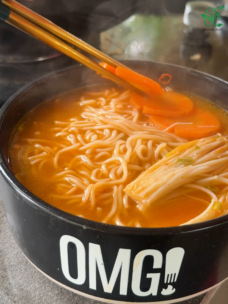 A post by @myaing94 on TikTok caption: အားပေးကြမ်းတဲ့ OMG! ရှုးရှဲလျှာမီးတောက် သီးရွက်စုံခေါက်ဆွဲပြုတ်နဲ့ သီးရွက်စုံကြော်#Myaing #FYP