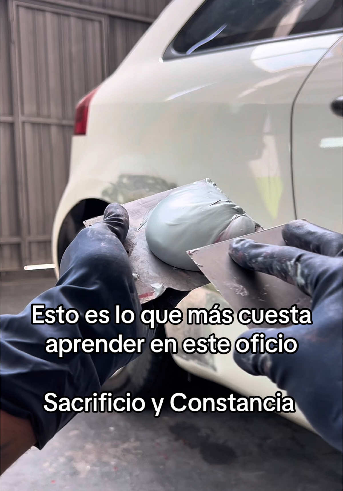 A post by @chivitocars on TikTok caption: El trabajo de preparador , uno de los trabajos más complicados de aprender en este oficio y sector de la automoción #coches #chapaypintura #reparacion #chivitocars #pintura #parati 