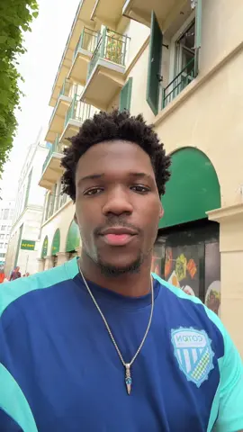 A post by @axelmerryl on TikTok caption: Même à Paris on est en Coton FC ✌️