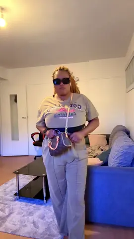 A post by @pendadiouf225 on TikTok caption: #france🇫🇷lovee🇫🇷 #senegalaise_tik_tok #brukinafaso🇧🇫 