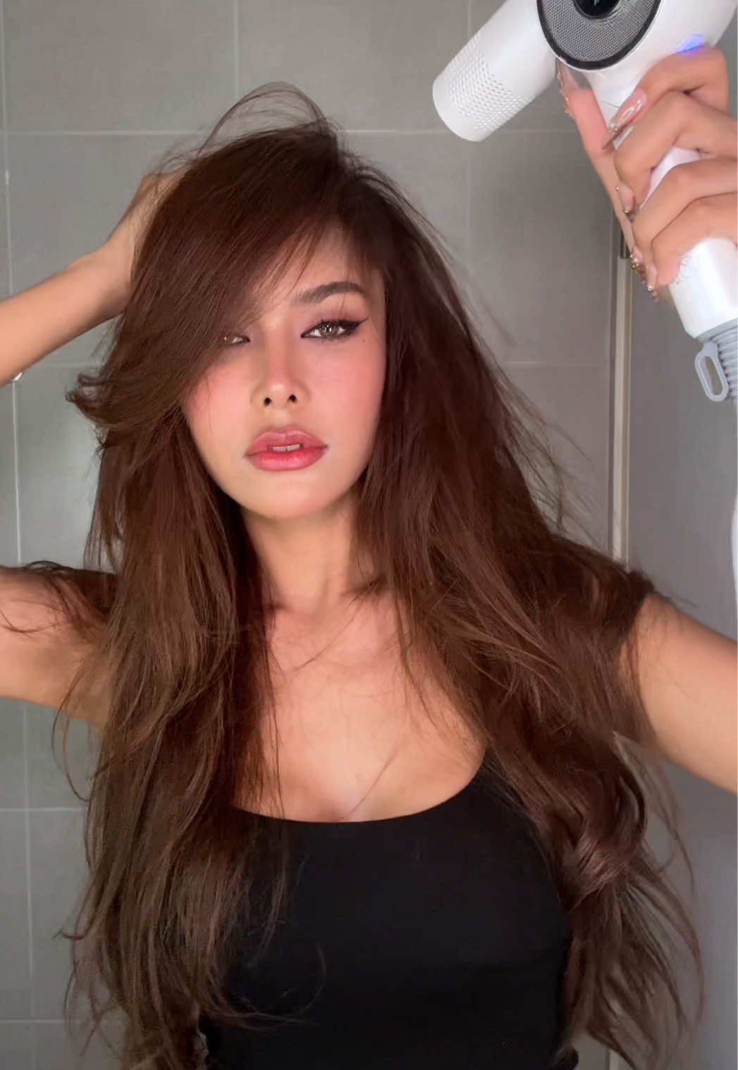 A post by @bbxxm_chr on TikTok caption: มาค่ะสอนทำผม Soft curly hair กัน #LESASHA #ผมสวยง่ายคุณก็ทำได้ #UltraBLDCjet #เลอซาช่าซัปพอร์ตทุกทรงสวยส่งทุกซีน 