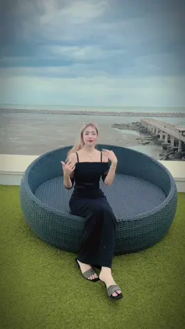 A post by @muthaethae on TikTok caption: ဘာပဲဖြစ်ဖြစ် ကိုယ့်ဘဝကို ချစ်ပါ အခိုက်အတန့်တိုင်းကို  အကောင်းဆုံးအသုံးချပြီး  အကောင်းတွေကို အမြဲရှာဖွေပါ။ ဘယ်အခြေအနေပဲဖြစ်ဖြစ် ပျော်အောင်နေပါ နာကျင်စရာတွေ ဝမ်းနည်းစရာတွေကို မေ့နိုင်အောင်ကြိုးစားပြီး ပျော်စရာတွေကို အမြဲရှာဖွေပါ။ မလိုလားတဲ့ရပ်ဝန်းတွေကို ရှောင်ပါ။ တန်ပြန်သက်ရောက်မှုမရှိတဲ့ မေတ္တာတွေကို ရှောင်ကြဉ်ပါ နွေးထွေးမှုမရှိတော့တဲ့ ဆက်ဆံရေးတွေကို ဥပေက္ခာပြုနိုင်အောင် ကြိုးစားပါ။ ဘဝမှာ အပျော်ဆုံးလူဆိုတာ  အကောင်းဆုံးတွေကိုပဲ ရနေတဲ့သူ ရှိနေတဲ့သူ မဟုတ်ပါဘူး  ကိုယ့်မှာ ရှိနေတဲ့အရာတွေကို အကောင်းဆုံး လုပ်နိုင်တဲ့သူဟာ အပျော်ဆုံး လူပါပဲ ။@Oo Naing🍉🍉Thae👩‍❤️‍👨 