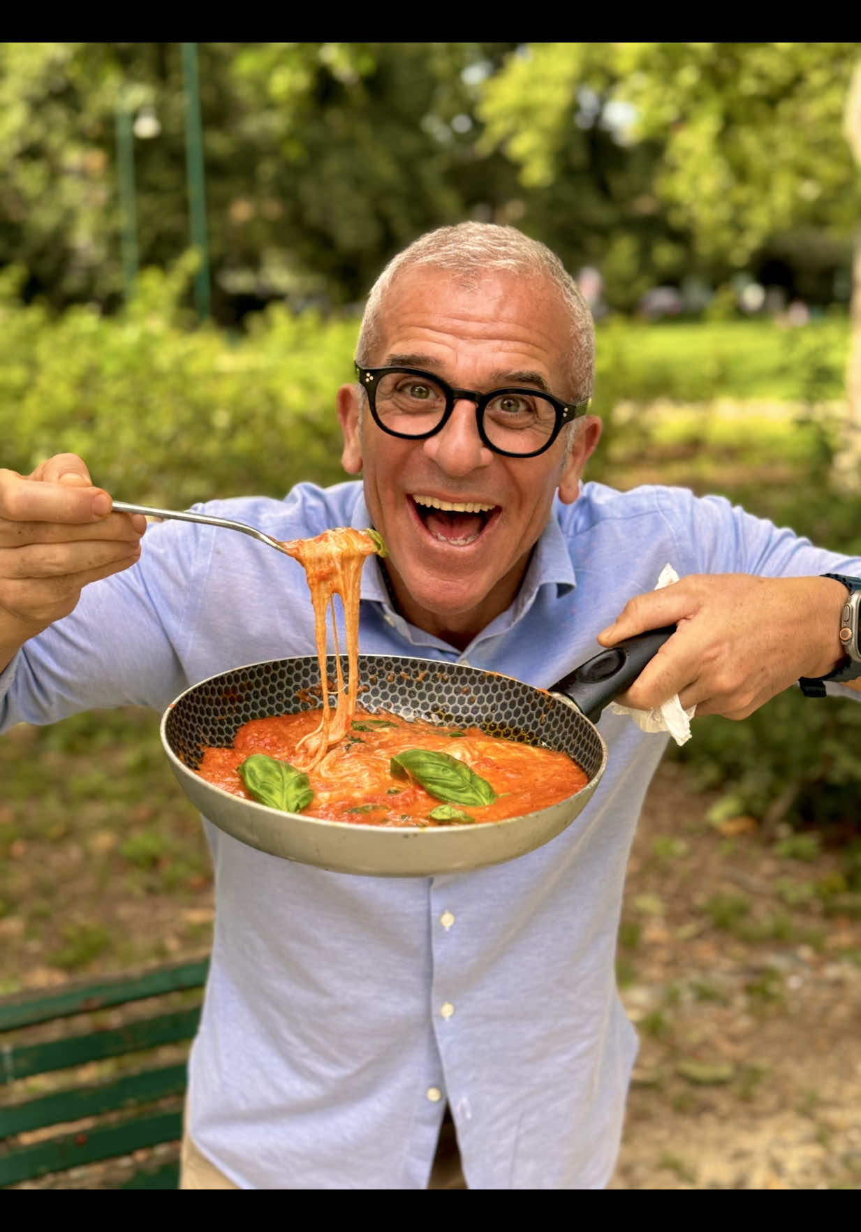 A post by @chefmaxmariola on TikTok caption: Fa caldo? Peggio! Ma ‘sta mozzarella alla pizzaiola ve consola subito 😋🔥 È la ricetta salva cena quando avete poco in frigo ma volete comunque magnà bene: pomodoro e mozzarella filante, due mosse…e ve ritrovate col pane in mano a fa’ la scarpetta! 👉 Chi di voi la rifà stasera? Scrivetemelo nei commenti o taggatemi nelle storie!! 😉 #chefmaxmariola #maxmariola #maxmariolacucinapervoi #thesoundoflove #CucinaItaliana #perte 