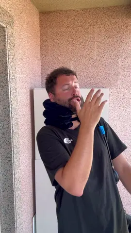A post by @xurxocarreno on TikTok caption: He probado el collarín que estira las cervicales 😂