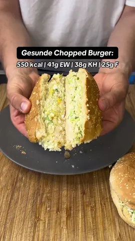 A post by @fitness.compani0n on TikTok caption: Du suchst Schnelle & Proteinreiche Rezepte? 81g Eiweiß - High Protein Chopped Burger 🍔  Speicher dir das Rezept direkt ab, damit du es später nicht suchen musst 💾 Proteinreich ✅ Extrem Einfach ✅ Gesund ✅ Schnell Zubereitet ✅ 🔹Nährwert (1 Burger): 550 kcal  40,5g Eiweiß 38,5g KH 25g Fett 🔹Zutaten (2 Burger): - 250g Körn. Frischkäse - 120g Putenschinken - 2 gekochte Eier (120g) - 100g Avocado - Frische Petersilie  - 2 Burger Brötchen (125g) . . . #highprotein #eiweißrezepte #burger #abnehmen #diät #muskelaufbau #abnehmen2025 #proteine #eiweiß #kalorienarmerezepte #burgerlover #schnelleküche #schnellerezepte #einfacherezepte #gesunderezepte #gesundeernährung #fitness #gymfood #kaloriendefizit