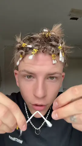 A post by @iamzuckerpuppe on TikTok caption: Vielleicht solte ich es nochmal mit dickeren stäben machen?  