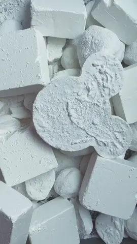 A post by @reeves.asmr on TikTok caption: #gymchalkasmr #reevesasmr #fyp #asmr #gymchalk 