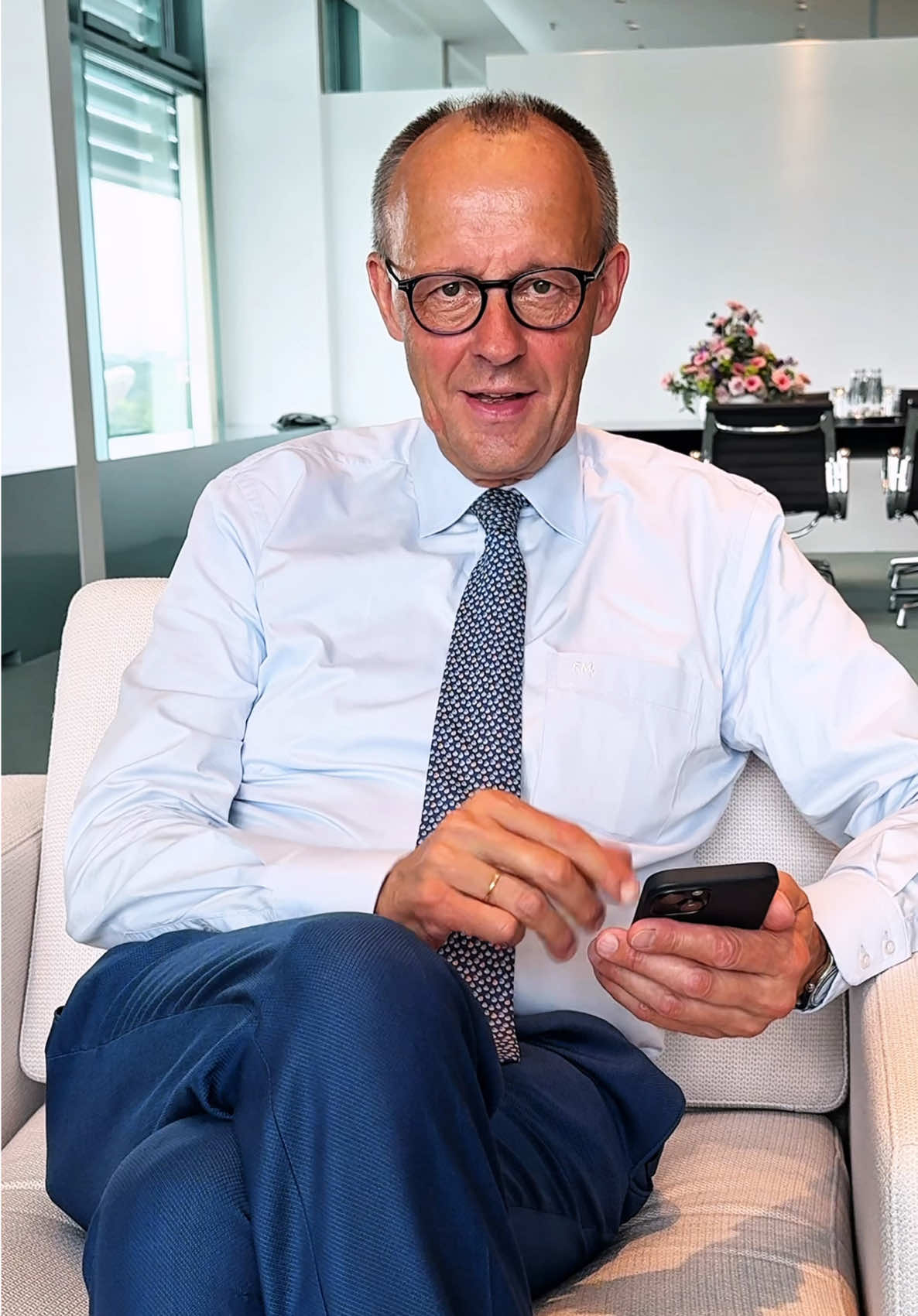 A post by @bundeskanzler on TikTok caption: Antwort auf @GlückaufBVB1909 Strompreise beschäftigen gerade viele von Ihnen und Euch. Deshalb antworte ich darauf gerne.