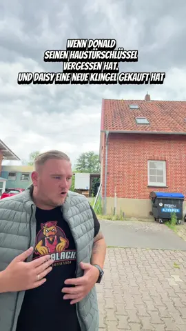 A post by @schatzo.und.schatzoline on TikTok caption: Lachst du noch oder folgst du schon?! #lachen #donaldduck #fypppppppppppppppp 