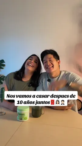 A post by @chinoylatina on TikTok caption: 🍓✨ Mientras disfrutamos de nuestro Bloom Greens @bloomsupps sabor strawberry kiwi, les contamos por qué esperamos 10 años para casarnos bajo la bendición de Dios. No fue fácil, pero el tiempo nos enseñó a tener fe, paciencia y a construir un amor con bases firmes. Hoy celebramos salud, amor y propósito. 💍🙏 #BloomPartner #Bloom #BloomSupps