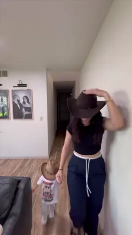 A post by @mireyadelatorre12 on TikTok caption: En otro capítulo de mi vida como Emiliano estoy arto de q mi mamá sea mi única amiga u estás son las razones por las q exijo un hermanito 👶 #Familia #Hermanitos #VidaCotidiana