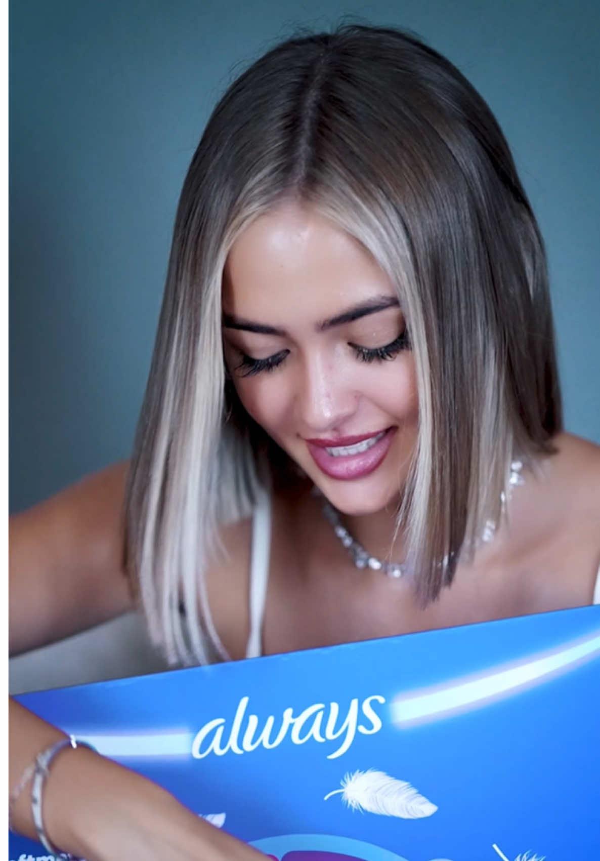 A post by @iulianaberegoi on TikTok caption: Ok, tocmai am primit cutia de la Always cu noul Always Ultra și…e binee de TOOOOT!! Aceeași protecție Always, dar cu un strat nou – mult mai delicat Fetelor, acum avem protecție maximă si delicatețe de top  Uită-te după stampila de pe ambalaj când îl cauți la raft. #AlwaysUltra – upgrade-ul care e BINE DE TOT! 💙 #A#AlwaysUltraBinedetot #ad @Always Romania 