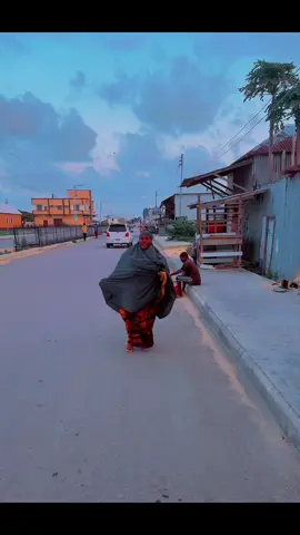 A post by @xayaatiqurux14 on TikTok caption: Saxibteey kufsato kidis iigu imaatay saa ufarxay lee 🫂
