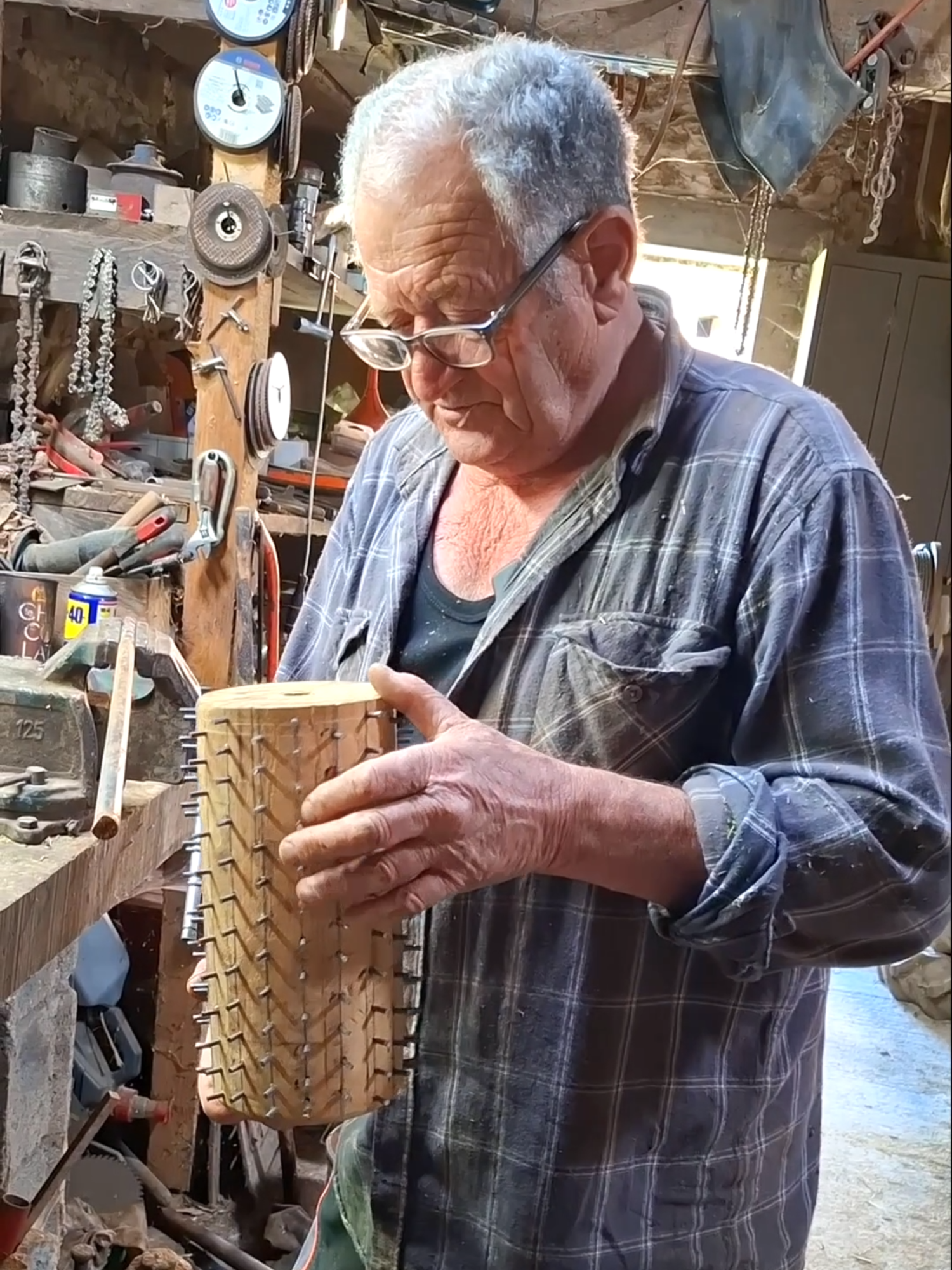 A post by @lesmemoiresdejeanlouis on TikTok caption: La rape à pomme version Jean-Louis !