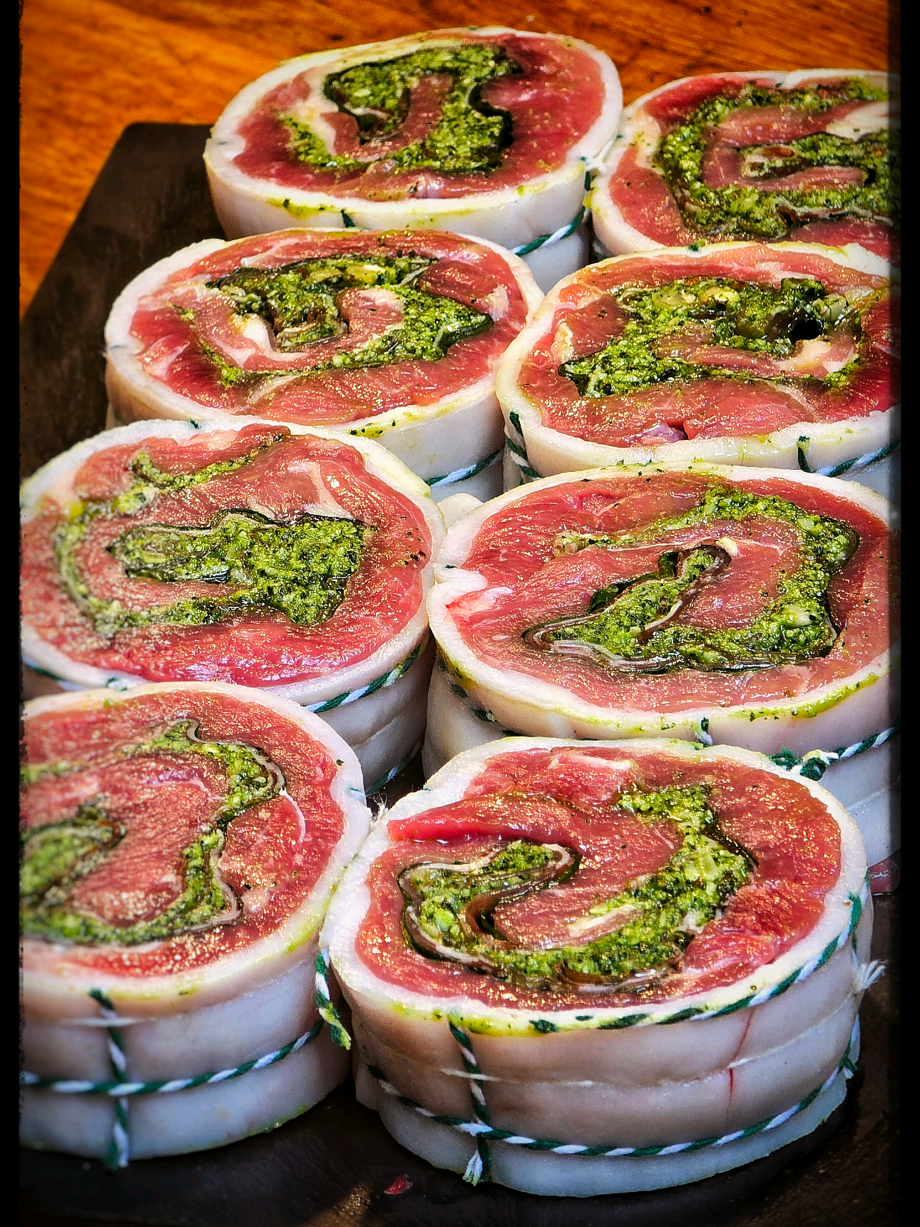 A post by @bonne_pitance on TikTok caption: Tournedos d'Agneau au Brasero !  Aujourd'hui on se prépare un mangifique Agneau du Limousin IGP !  Collaboration commerciale rémunérée avec lesviandeslimousines C'est pas tellement qu'il faille le sublimer, mais moi j'aime travailler la viande !  On va se réaliser un rôti façon tournedos, je te laisse les ingrédients après ça :  Pour le pesto d'épinard :  - 200g d'épinard équeutés - 2 gousses d'ail  - 100g de noix - 100g de parmesan - Beaucoup d'huile d'olive ! Tu mixe tes gousses d'ail, puis tu ajoutes tes épinards, tes noix, tu mouilles à l'huile d'olive et tu ajoute ton parmeasan râpé.  Pour le montage du rôti :  Tu commence pas prendre de fines escalopes d'agneau, que tu va étaler sur un film.  Tu assaisonnes (sel/poivre à convenance), puis tu dispose quelques feuilles d'épinard, des tranches de coppa et ton pesto.  Tu roules le tout grâce au film et tu laisse au frais !  Si tu n'es pas à l'aise tu peux conserver ton rôti comme ça, le trancher à l'épaisseur de ton choix, ou éventuellement planter des brochettes dedans pour qu'il tienne bien !  Sinon tu peux l'envelopper dans une barde et faire un ficelage bien ferme !  Si tu veux tenter l'expérience, j'ai fait une vidéo longue sur  YouTube qui t'explique en détail comment faire ton ficelage comme un pro !  Pour la cuisson, je te conseille au brasero, à la plancha ou à la poêle, car sur une grille classique, la majorité de ce qu'on a mis dedans risque de s'échapper !  2/3 minutes de chaque côtés pour avoir une belle croute et conserver l'agneau bien rosé ! Allez, Bon app ! 