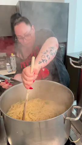 A post by @mammaculinaria on TikTok caption: Spaghetti al Limone🍋 e gamberetti🦐 #xxl#work#big#pasta#pastatiktok#foodtok#italianfood#mammaculinaria#cooking#xyzabc#easyrecipe#foodlover#lover 