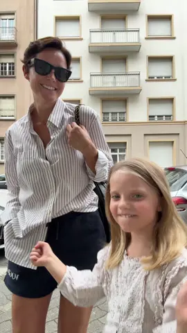 A post by @mademoisellesoph on TikTok caption: Je sature avec ce son aussi mais je suis désolée Romy voulait faire cette trend 😂🫣 #momanddaughter #tiktoktrend #trendingson 